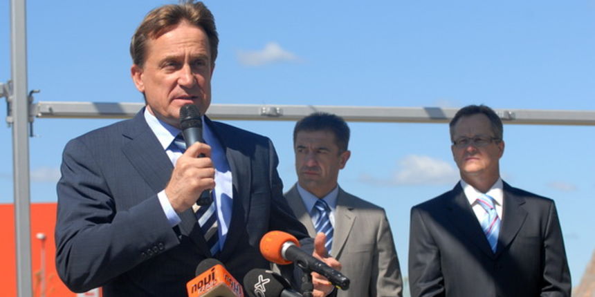 Zadar, 300509.
Danas je na odmoristu Marune odrzana svecanost otvaranja tunela Mala Kapela i Sv.Rok.
Prisutnima su se obratili ministar Bozidar Kalmeta, ministar Darko Milinovic i Jurica Prskalo (u pozadini).
Foto: Andrija Lucic / CROPIX Zadar, 300509.
Danas je na odmoristu Marune odrzana svecanost otvaranja tunela Mala Kapela i Sv.Rok.
Prisutnima su se obratili ministar Bozidar Kalmeta, ministar Darko Milinovic i Jurica Prskalo (u pozadini).
Foto: Andrija Lucic / CROPIX