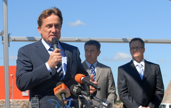 Zadar, 300509.
Danas je na odmoristu Marune odrzana svecanost otvaranja tunela Mala Kapela i Sv.Rok. 
Prisutnima su se obratili ministar Bozidar Kalmeta, ministar Darko Milinovic i Jurica Prskalo (u pozadini).
Foto: Andrija Lucic / CROPIX