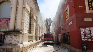Veliki požar izbio u zgradi na Narodnom trgu Veliki požar izbio u zgradi na Narodnom trgu