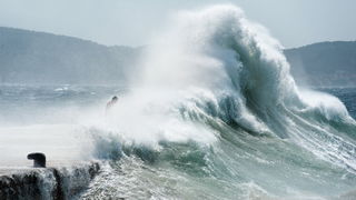 Zadar, 260812
Olujno nevrijeme sa jakim zapadnim vjetrom zahvatilo je u ranim popodnevnim satima zadarsko podrucje na radost brojnih turista i Zadrana koji su uzivali u prekrasnim prizorima, ali isto tako i na nesrecu mnogih nauticara kojima je ovakva olu