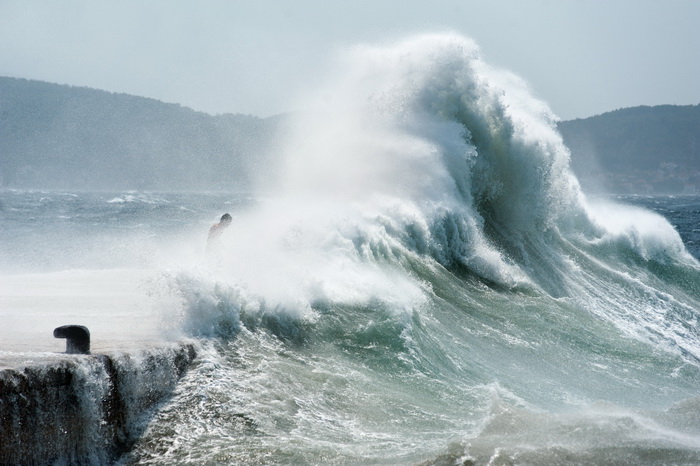 Zadar, 260812
Olujno nevrijeme sa jakim zapadnim vjetrom zahvatilo je u ranim popodnevnim satima zadarsko podrucje na radost brojnih turista i Zadrana koji su uzivali u prekrasnim prizorima, ali isto tako i na nesrecu mnogih nauticara kojima je ovakva olu