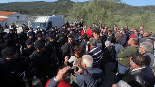 Radnicima škvera Nauta Lamjana interventna policija PU Zadarske onemogućila je pokušaj ulaska u škver u kojem se odvija stečajni postupak. Photo: Filip Brala/PIXSELL Radnicima škvera Nauta Lamjana interventna policija PU Zadarske onemogućila je pokušaj ulaska u škver u kojem se odvija stečajni postupak. Photo: Filip Brala/PIXSELL