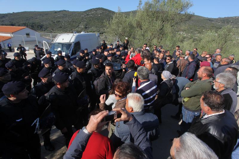 Radnicima škvera Nauta Lamjana interventna policija PU Zadarske onemogućila je pokušaj ulaska u škver u kojem se odvija stečajni postupak. Photo: Filip Brala/PIXSELL Radnicima škvera Nauta Lamjana interventna policija PU Zadarske onemogućila je pokušaj ulaska u škver u kojem se odvija stečajni postupak. Photo: Filip Brala/PIXSELL