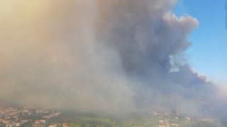 Zračne snage i vojnici gase veliki požar na Pelješcu