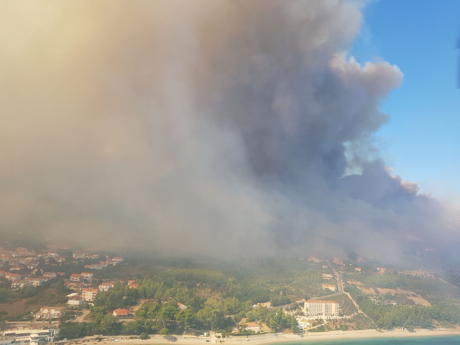 Zračne snage i vojnici gase veliki požar na Pelješcu