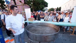 Biograd: 6. Dugi svehrvatski eno-eko-gastro-etno stol, Foto: Franjo Jurić Biograd: 6. Dugi svehrvatski eno-eko-gastro-etno stol, Foto: Franjo Jurić