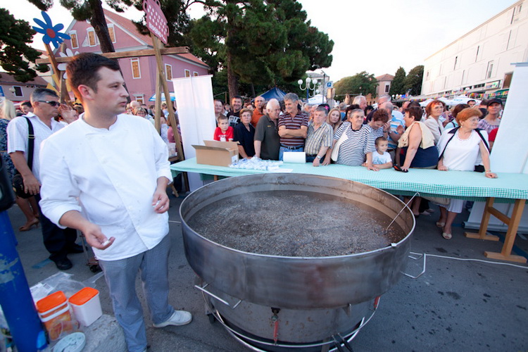 Biograd: 6. Dugi svehrvatski eno-eko-gastro-etno stol, Foto: Franjo Jurić Biograd: 6. Dugi svehrvatski eno-eko-gastro-etno stol, Foto: Franjo Jurić