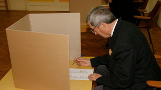 Split, 041211.
Parlamentarni izbori 2011.
Izborno mjesto djeciji vrtic Gripe.
Na slici: Glasovanje don Ivana Grubisica.
Foto: Vojko Basic / CROPIX