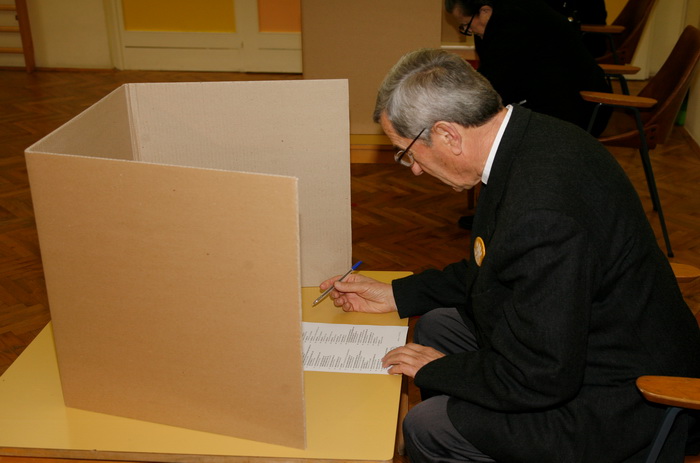 Split, 041211.
Parlamentarni izbori 2011.
Izborno mjesto djeciji vrtic Gripe.
Na slici: Glasovanje don Ivana Grubisica.
Foto: Vojko Basic / CROPIX