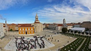 24.11.2013., Zadar – Fotograf Sime Strikoman napravio je milenijsku fotografiju okupljenih za podrzavanje inicijative U ime obitelji. Photo: Filip Brala/PIXSELL 24.11.2013., Zadar – Fotograf Sime Strikoman napravio je milenijsku fotografiju okupljenih za podrzavanje inicijative U ime obitelji. Photo: Filip Brala/PIXSELL