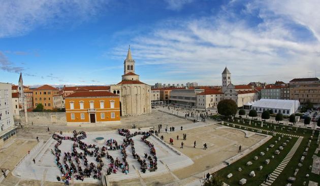 24.11.2013., Zadar – Fotograf Sime Strikoman napravio je milenijsku fotografiju okupljenih za podrzavanje inicijative U ime obitelji. Photo: Filip Brala/PIXSELL