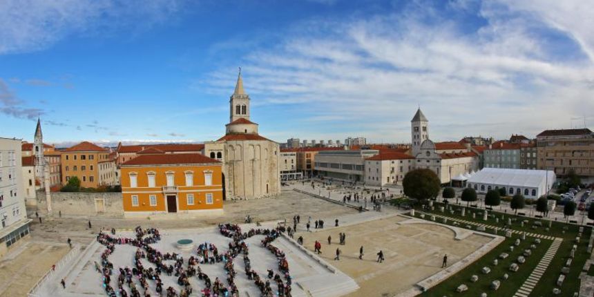 24.11.2013., Zadar – Fotograf Sime Strikoman napravio je milenijsku fotografiju okupljenih za podrzavanje inicijative U ime obitelji. Photo: Filip Brala/PIXSELL 24.11.2013., Zadar – Fotograf Sime Strikoman napravio je milenijsku fotografiju okupljenih za podrzavanje inicijative U ime obitelji. Photo: Filip Brala/PIXSELL