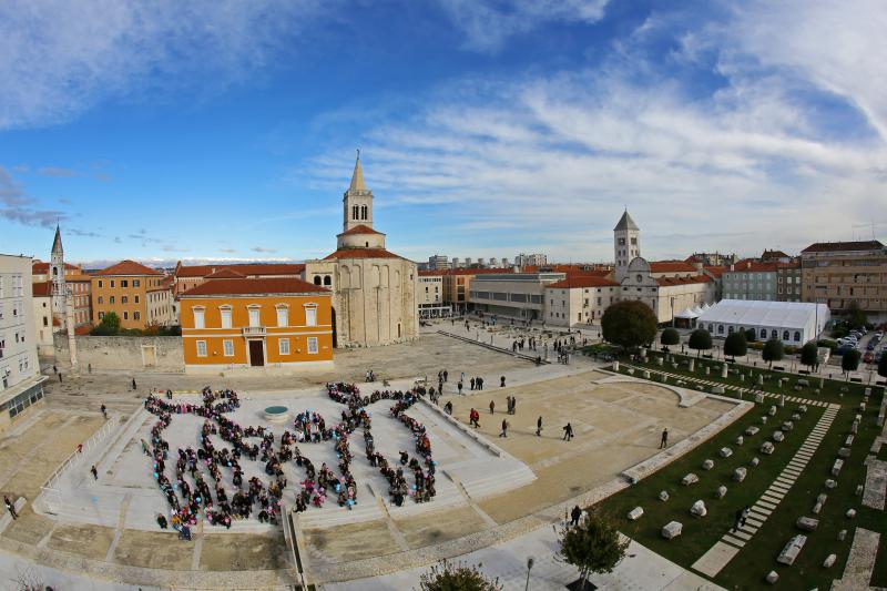 24.11.2013., Zadar – Fotograf Sime Strikoman napravio je milenijsku fotografiju okupljenih za podrzavanje inicijative U ime obitelji. Photo: Filip Brala/PIXSELL 24.11.2013., Zadar – Fotograf Sime Strikoman napravio je milenijsku fotografiju okupljenih za podrzavanje inicijative U ime obitelji. Photo: Filip Brala/PIXSELL