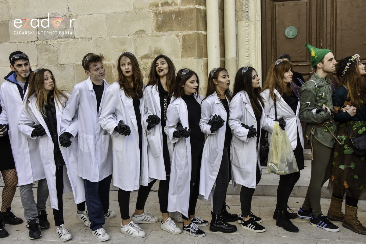 Paški zimski karneval 2018: Karnevalska povorka prošla ulicama grada do Pijace