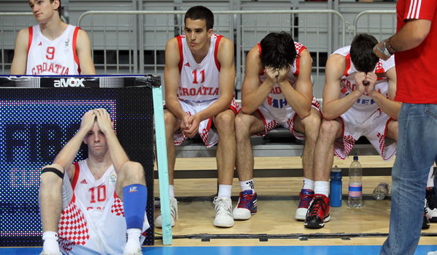 Zadar, 180710.
Dvorana Kresimira Cosica na Visnjiku.
Kosarkaska utakmica za 3.mjesto Prvenstva Europe do 20 godina izmedju Hrvatske i Spanjolske.
Na fotografiji : tuga nakon izgubljene utakmice, Toni Prostran
Foto : Vladimir Ivanov / CROPIX