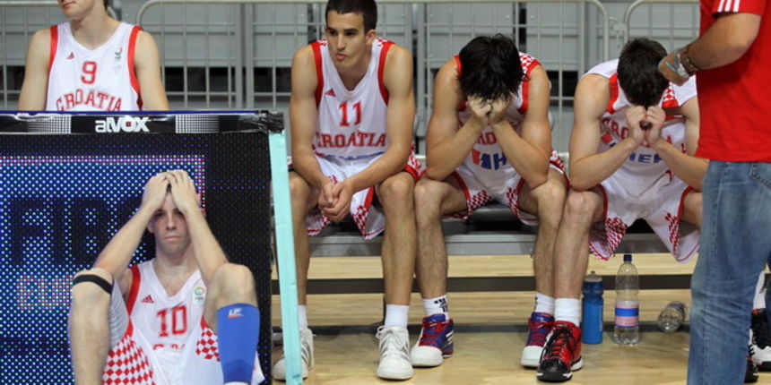 Zadar, 180710.
Dvorana Kresimira Cosica na Visnjiku.
Kosarkaska utakmica za 3.mjesto Prvenstva Europe do 20 godina izmedju Hrvatske i Spanjolske.
Na fotografiji : tuga nakon izgubljene utakmice, Toni Prostran
Foto : Vladimir Ivanov / CROPIX
