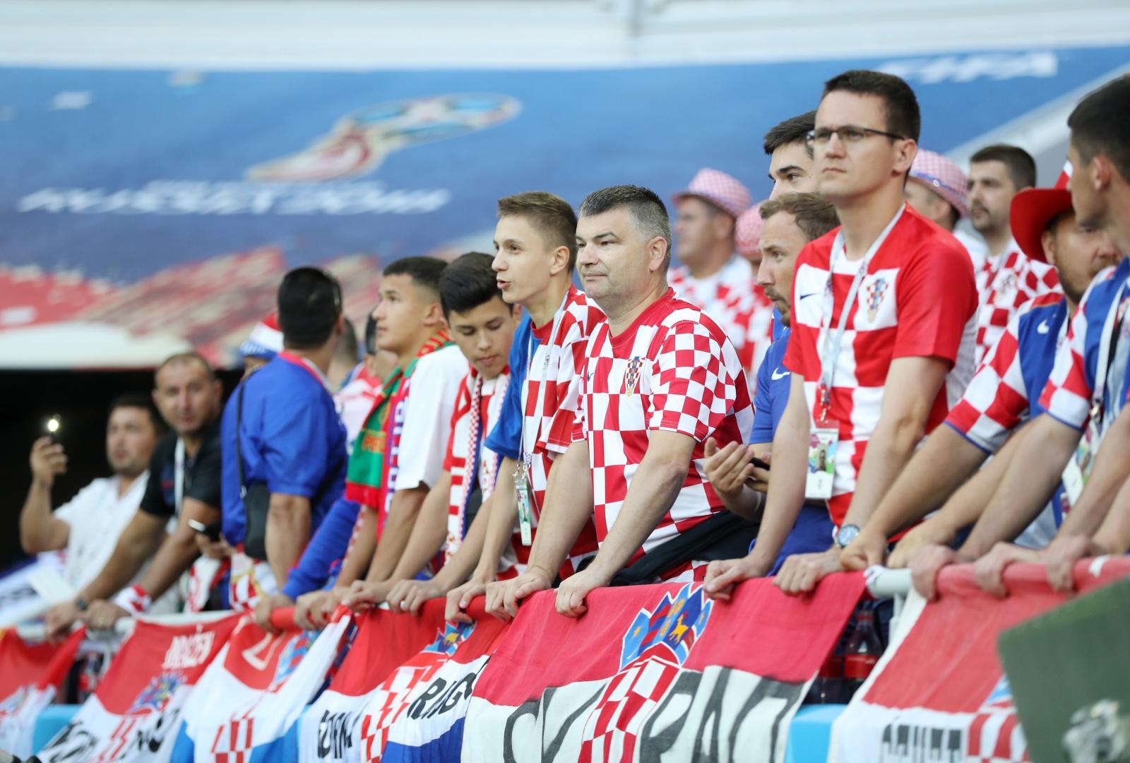 Veseli hrvatski navijači u kockicama ispunili Baltik Arenu u Kalinjingradu Veseli hrvatski navijači u kockicama ispunili Baltik Arenu u Kalinjingradu
