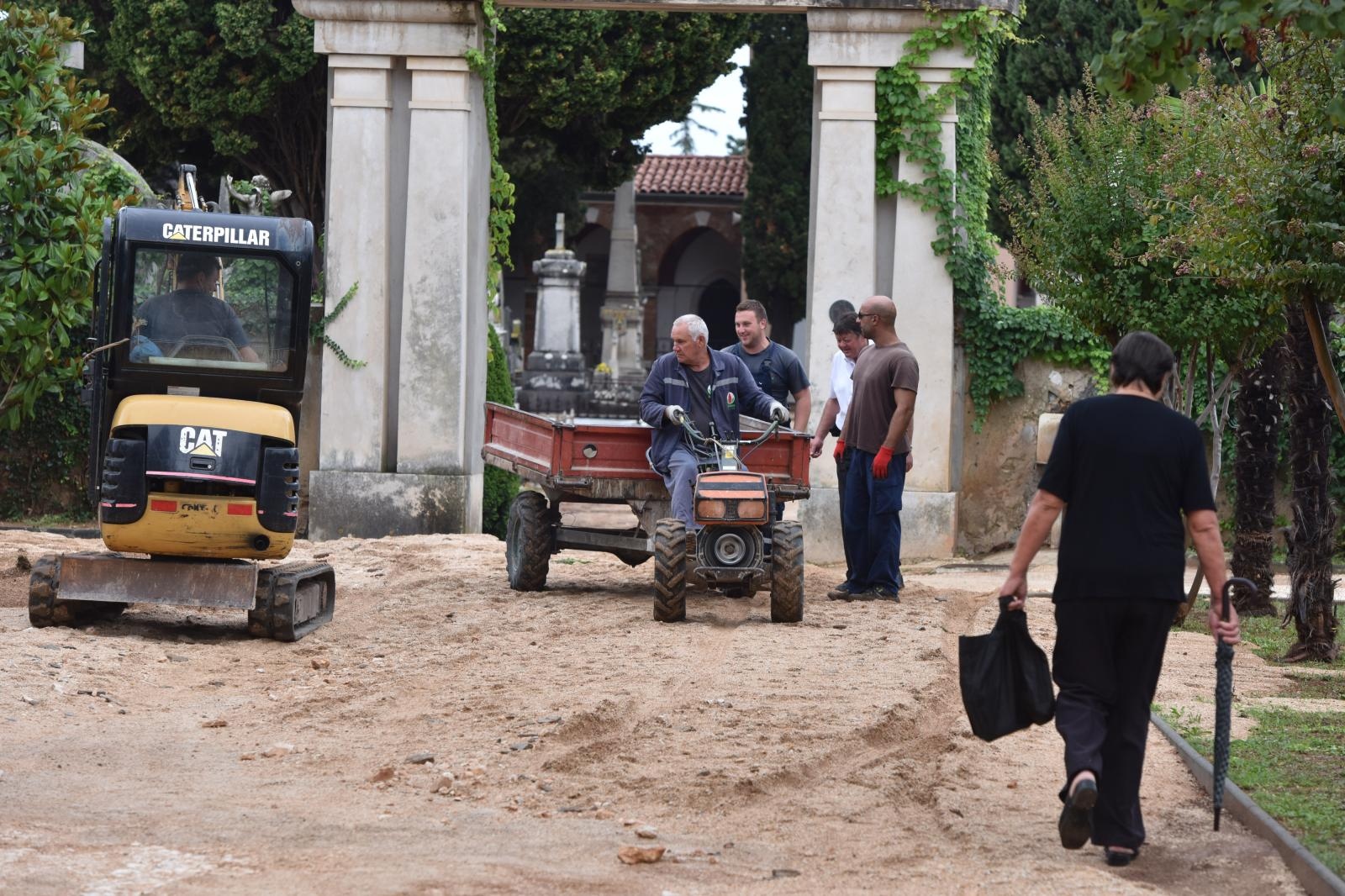 Djelatnici Nasada saniraju štetu na Gradskom groblju Zadar Djelatnici Nasada saniraju štetu na Gradskom groblju Zadar