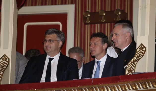 Povodom Dana grada, u Hrvatskom narodnom kazalistu odrzana je svecana sjednica Gradskog vijeca na kojoj su prisustvovali mnogobrojni visoki drzavni duznosnici. Andrej Plenkovic, Gordan Jandrokovic, Andro Krstulovic Opara.