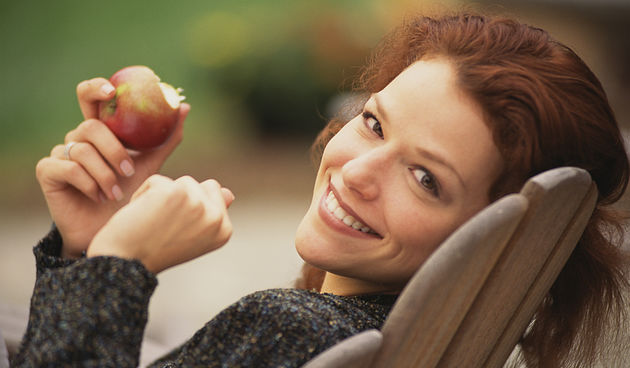 Žena jede jabuku