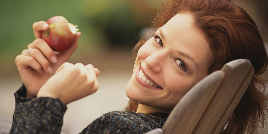 Žena jede jabuku Žena jede jabuku