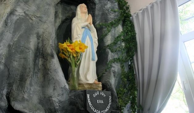 Zadar – U Osnovnoj skoli Sime Budinica, ravnatelj Ivan Cular postavio je lik gospe u stijeni. Photo: Dino Stanin/PIXSELL