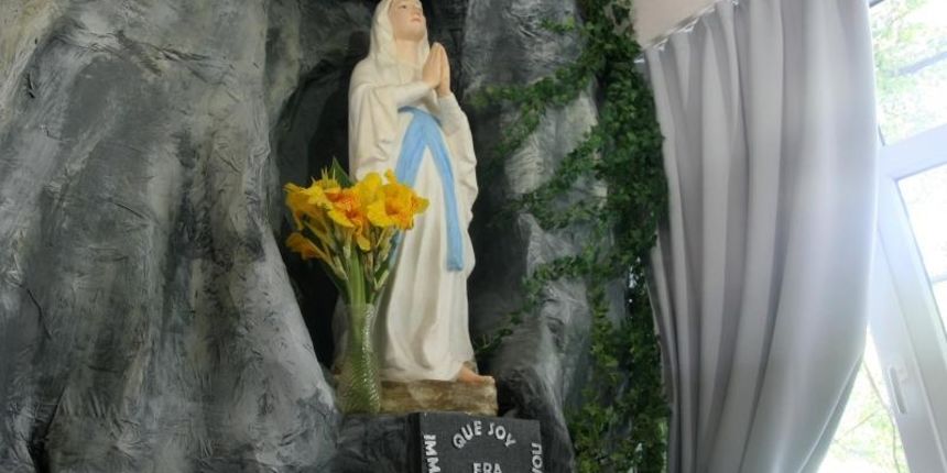 Zadar – U Osnovnoj skoli Sime Budinica, ravnatelj Ivan Cular postavio je lik gospe u stijeni. Photo: Dino Stanin/PIXSELL