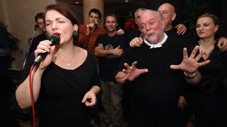 Zadar , 061209.
Poznati zadarski ugostitelj Erik Pavin u svom restoranu Niko svojim gostima priredio je malo iznenadjenje tako sto im je ponudio menu i cijene kao iz davne 1963. kad je njegov otac otvorio restoran. 
Na vecernjoj zabavi zapjevali su Zorica