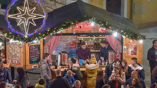 Deset tisuća posjetitelja uživalo u otvorenju Adventa u Zadru- koncertu Ivana Zaka i vatrometu
