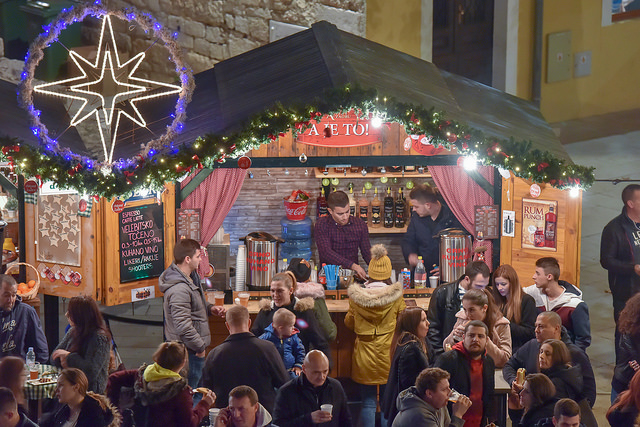 Deset tisuća posjetitelja uživalo u otvorenju Adventa u Zadru- koncertu Ivana Zaka i vatrometu