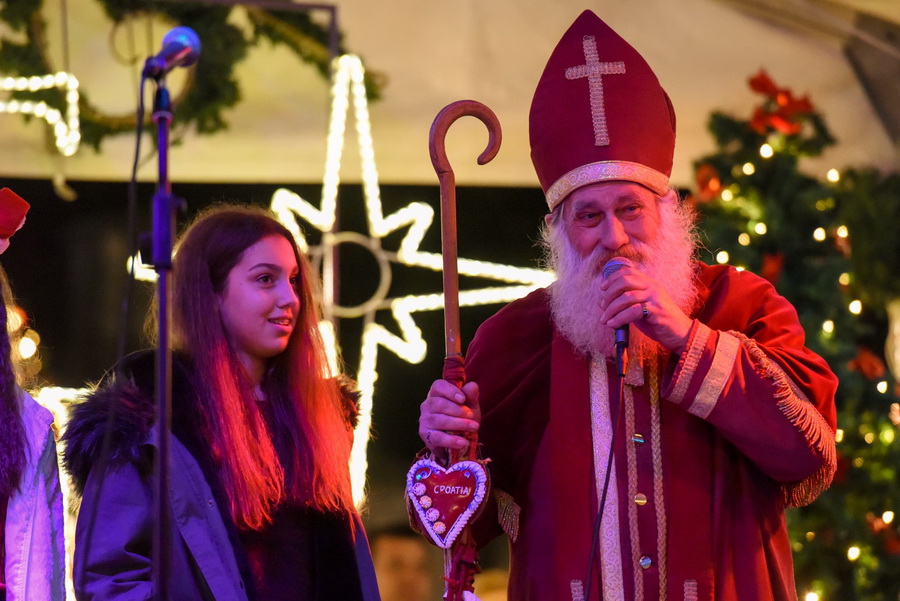 Advent u Zadru: Sveti Nikola razveselio najmlađe Zadrane Advent u Zadru: Sveti Nikola razveselio najmlađe Zadrane