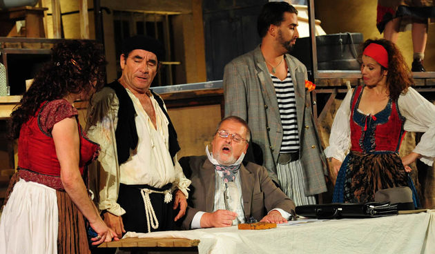 Zadar, 31.7.2012. snimio: Nenad Marčev 
prema Vlahu Stulliju 
STOŠE OD FOŠE iliti KATE KAPURALICA 
Glavni meštar: Dražen Ferenčina 
Glume
ŠIME: Mirko ŠATALIĆ
STOŠA: Jasna ANČIĆ
PERKA: Žana BUMBER
PAVICA: Paola SLAVICA
PINO: Silvio MUMELAŠ
GR