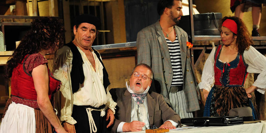 Zadar, 31.7.2012. snimio: Nenad Marčev
prema Vlahu Stulliju
STOŠE OD FOŠE iliti KATE KAPURALICA
Glavni meštar: Dražen Ferenčina
Glume
ŠIME: Mirko ŠATALIĆ
STOŠA: Jasna ANČIĆ
PERKA: Žana BUMBER
PAVICA: Paola SLAVICA
PINO: Silvio MUMELAŠ
GR Zadar, 31.7.2012. snimio: Nenad Marčev
prema Vlahu Stulliju
STOŠE OD FOŠE iliti KATE KAPURALICA
Glavni meštar: Dražen Ferenčina
Glume
ŠIME: Mirko ŠATALIĆ
STOŠA: Jasna ANČIĆ
PERKA: Žana BUMBER
PAVICA: Paola SLAVICA
PINO: Silvio MUMELAŠ
GR