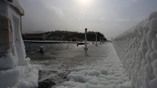Zaleđeno more i čudesne ledene skulpture na senjskoj rivi