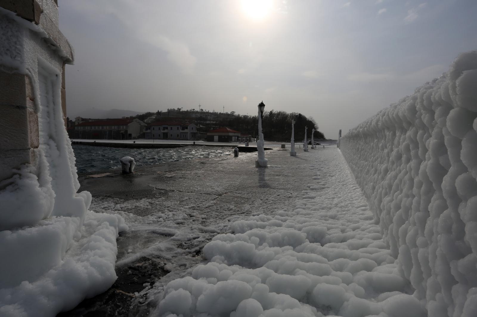 Zaleđeno more i čudesne ledene skulpture na senjskoj rivi