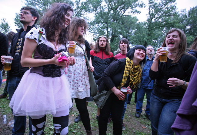 Zagreb, 220610.
Na Jarunu se od 21.-23.06. odrzava glazbeni spektakl T-Mobile INmusic festival na kojem ce nastupiti mnogobrojni izvodjaci kako iz zemlje tako i svijeta.
Danas se odrzao drugi dan.
Na slici: publika.
Foto: Neja Markicevic / CROPIX Zagreb, 220610.
Na Jarunu se od 21.-23.06. odrzava glazbeni spektakl T-Mobile INmusic festival na kojem ce nastupiti mnogobrojni izvodjaci kako iz zemlje tako i svijeta.
Danas se odrzao drugi dan.
Na slici: publika.
Foto: Neja Markicevic / CROPIX