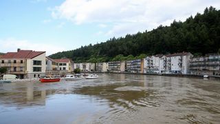 Obrovac: Poplava se polako povlači, stanovnici spašavaju stvari iz domova