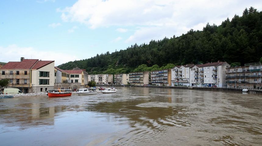 Obrovac: Poplava se polako povlači, stanovnici spašavaju stvari iz domova Obrovac: Poplava se polako povlači, stanovnici spašavaju stvari iz domova