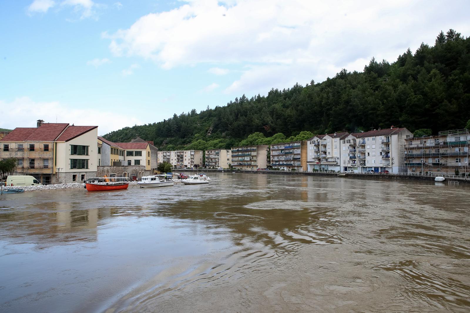 Obrovac: Poplava se polako povlači, stanovnici spašavaju stvari iz domova