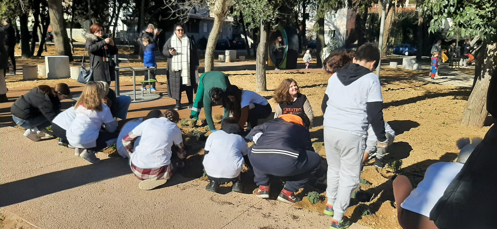 Volonteri uljepšali park Vruljica sadnjom cvijeća