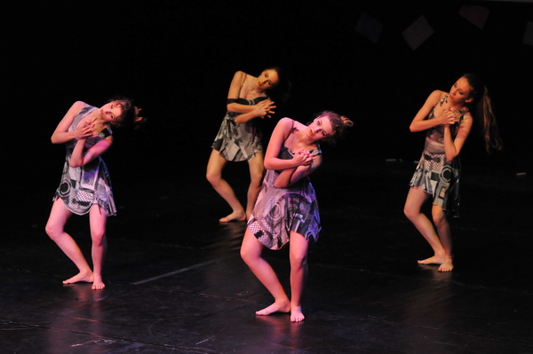 Zadar, 180513.
Veceras je u kazalistu lutaka odrzan Zadarski plesni festival In memoriam Nives Simatovic-Predovan na kojem se predstavilo 19 plesnih ansambla iz 12 gradova.
Na fotografiji: nastup na plesnom festivalu.
Foto: Luka Gerlanc / CROPIX Zadar, 180513.
Veceras je u kazalistu lutaka odrzan Zadarski plesni festival In memoriam Nives Simatovic-Predovan na kojem se predstavilo 19 plesnih ansambla iz 12 gradova.
Na fotografiji: nastup na plesnom festivalu.
Foto: Luka Gerlanc / CROPIX