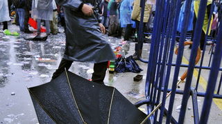 Zagreb, 160510.
Hipodrom.
Koncert heavy metal grupe Metallica.
Na slici: Baceni kisobran ispred ulaza.
Foto: Boris Kovacev / CROPIX