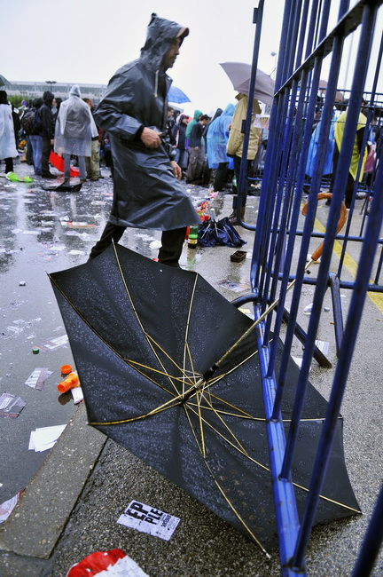 Zagreb, 160510.
Hipodrom.
Koncert heavy metal grupe Metallica.
Na slici: Baceni kisobran ispred ulaza.
Foto: Boris Kovacev / CROPIX