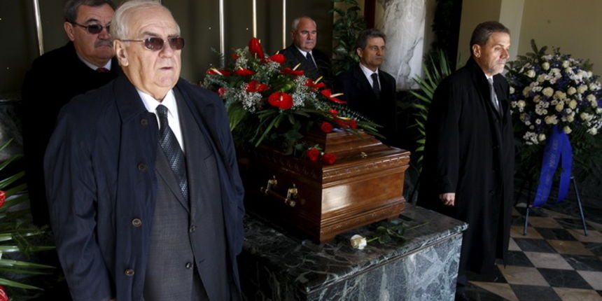 Zagreb, 281010.
Groblje Mirogoj.
Ispracaj velike Hrvatske pjesnikinje Vesne Parun s zagrebackog Mirogoja.
Nakom ispracaja lijes s Vesnom Parun bit ce odvezen na otok Soltu gdje ce biti i pokopana.
Na slici: Bozo Biskupic, Milan Bandic, Boris Sprem.
Foto: