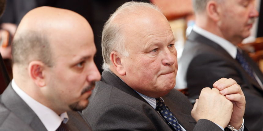 Zagreb, 050412.
Vlada.
Sjednica Vlade Republike na cijem je dnevnom redu, medju ostalim, Nacrt prijedloga zakona o izmjenama Zakona o prostornom uredjenju i gradnji, s Nacrtom konacnog prijedloga zakona. Vlada je razmatrala i prijedlog akcijskog plana za