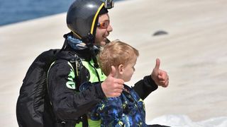 zadar – Povodom Dana zupanije na rivi je odrzan dio najavljenog aero mitinga. Padobranci Aerokluba Zadar izveli su skokove na Pozdravu suncu, dok je dio letackog programa oruzanih snaga otkazan. Photo: Dino Stanin/PIXSELL