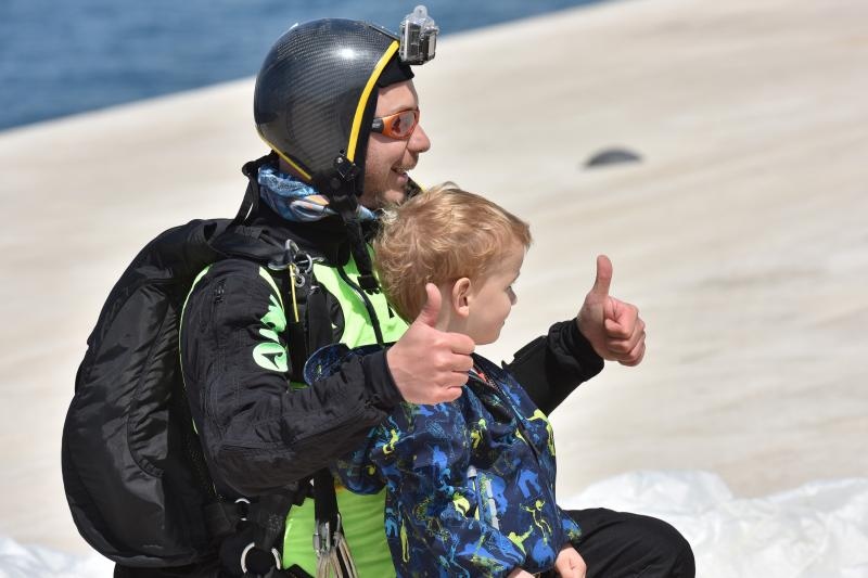 zadar – Povodom Dana zupanije na rivi je odrzan dio najavljenog aero mitinga. Padobranci Aerokluba Zadar izveli su skokove na Pozdravu suncu, dok je dio letackog programa oruzanih snaga otkazan. Photo: Dino Stanin/PIXSELL