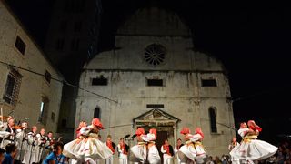 Nastup ansambla Lado ispred crkve sv. Marije ; foto Iva Perinčić Nastup ansambla Lado ispred crkve sv. Marije ; foto Iva Perinčić