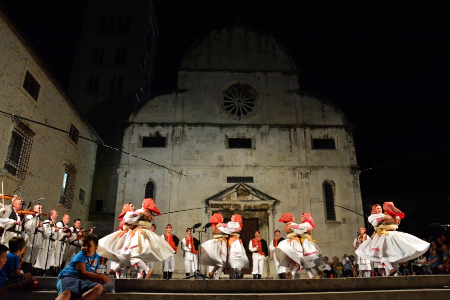 Nastup ansambla Lado ispred crkve sv. Marije ; foto Iva Perinčić Nastup ansambla Lado ispred crkve sv. Marije ; foto Iva Perinčić
