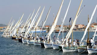 Murter, 270909.
Regata Latinsko idro.
Svake godine u povodu blagdana sv. Mihovila, zastitnika murterske zupe, odrzava se regata Latinsko idro. Start joj je uvijek u uvali Hramina, plovi se iskljucivo latinskim jedrom u tradicijskim brodovima rasporedjenim Murter, 270909.
Regata Latinsko idro.
Svake godine u povodu blagdana sv. Mihovila, zastitnika murterske zupe, odrzava se regata Latinsko idro. Start joj je uvijek u uvali Hramina, plovi se iskljucivo latinskim jedrom u tradicijskim brodovima rasporedjenim